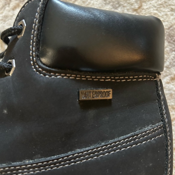 Boys, black waterproof trail guide size 6 boots - Picture 3 of 6